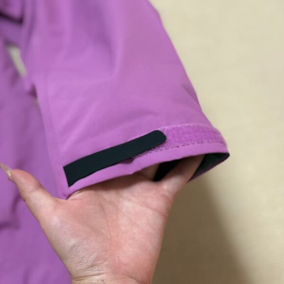 Arc'teryx rose pink windbreaker, unisex, comfortable and durable. - Picture 3 of 9